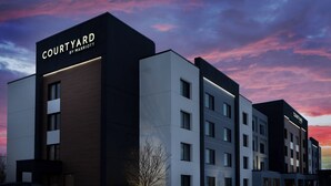 A Courtyard by Marriott hotel with a modern design, featuring multiple floors and a prominent sign. - Courtyard by Marriott Buffalo Amherst/University (Buffalo)