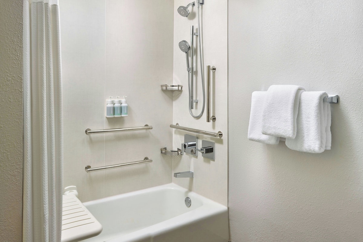 Articles de toilette gratuits, sĂšche-cheveux, serviettes fournies, savon