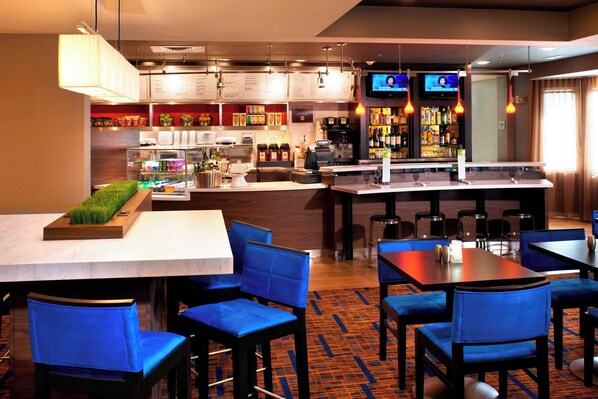 Desayuno a la carta todos los días (con cargo) 