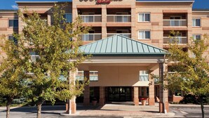 A Courtyard Marriott hotel with a brick facade, multiple balconies, and a covered entrance. - Courtyard by Marriott Cleveland Independence (Independence)