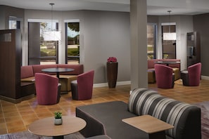 Lobby sitting area - Courtyard By Marriott Dallas - Lewisville (Lewisville)