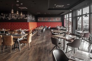 Breakfast, lunch, dinner served; Italian cuisine 