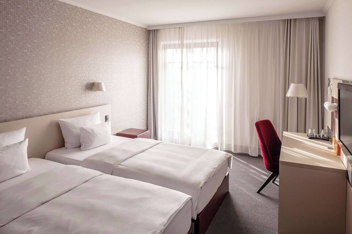 1 bedroom, hypo-allergenic bedding, desk, laptop workspace