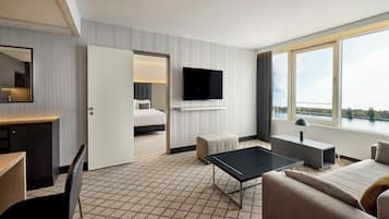 Suite, 1 Katil Raja (King), Non Smoking, Lake View | Ruang tamu | TV Pintar, Netflix, filem berbayar