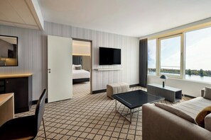 套房, 1 张特大床, 湖景 | 客厅 | 智能电视、Netflix、收费电影