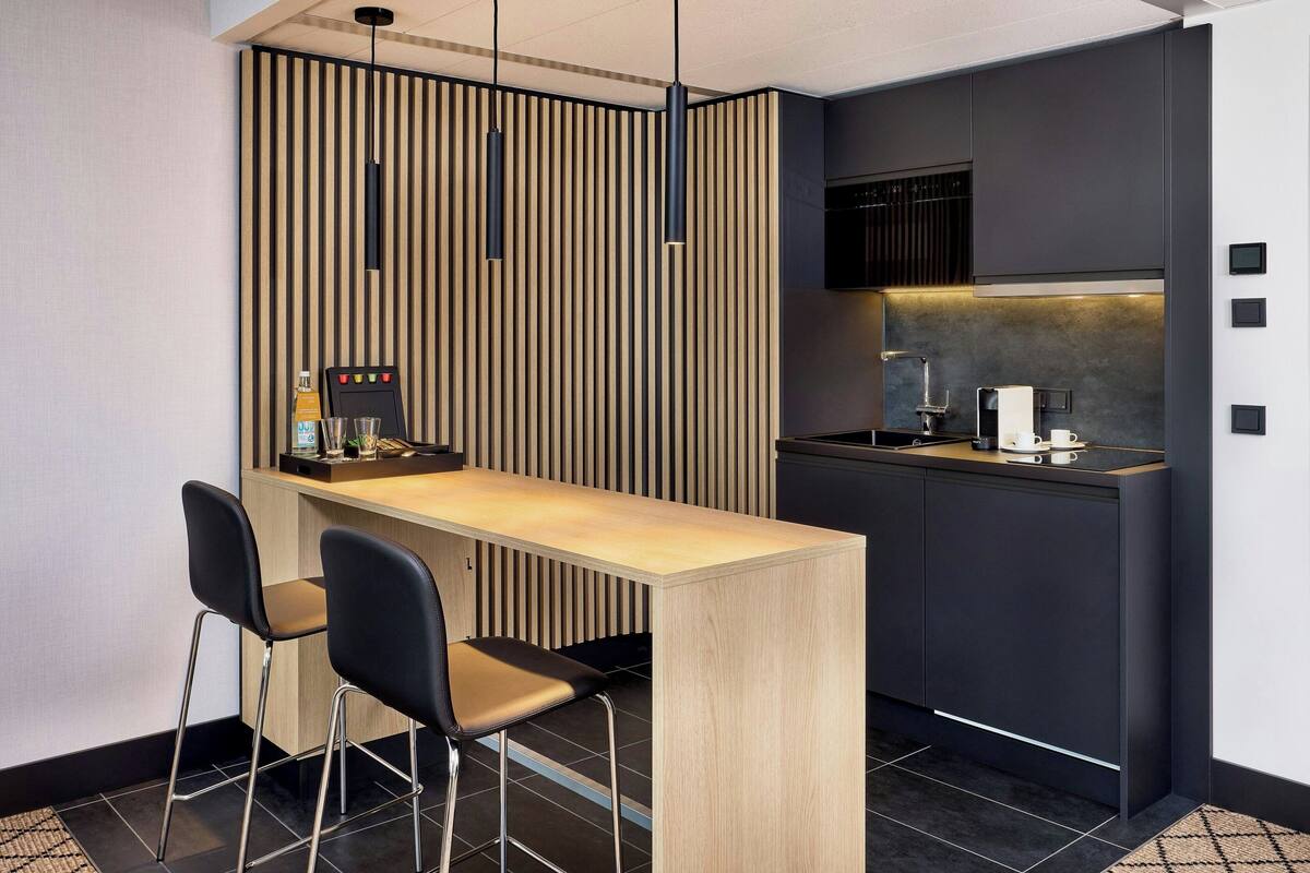 suite, 1 king bed, non smoking, lake view | private kitchen | fridge, coffee/tea maker, electric kettle