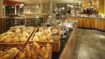 Sarapan prasmanan setiap hari (EUR 27 per orang)