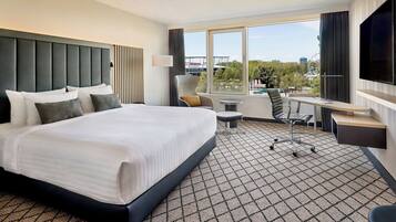 Rum - 1 kingsize-sÀng - utsikt mot staden | SÀngtillbehör av högsta kvalitet och vÀrdeförvaringsskÄp pÄ rummet