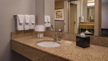 Combined shower/bathtub, free toiletries, hair dryer, towels