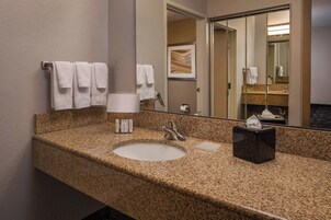 Combined shower/tub, free toiletries, hair dryer, towels