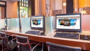 Una fila de estaciones de trabajo con pantallas individuales, cada una mostrando un escritorio con un sitio web de reservas de viajes.