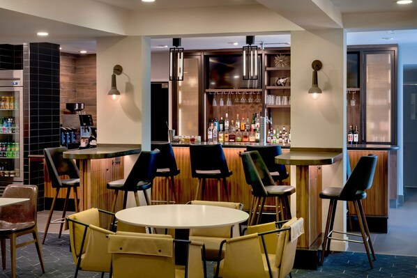 A bar area with a counter, stools, and a seating area with round tables and chairs. - Courtyard by Marriott Philadelphia Plymouth Meeting (Plymouth Meeting)