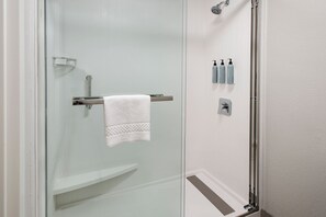 Een bad/douchecombinatie, gratis toiletartikelen, een haardroger