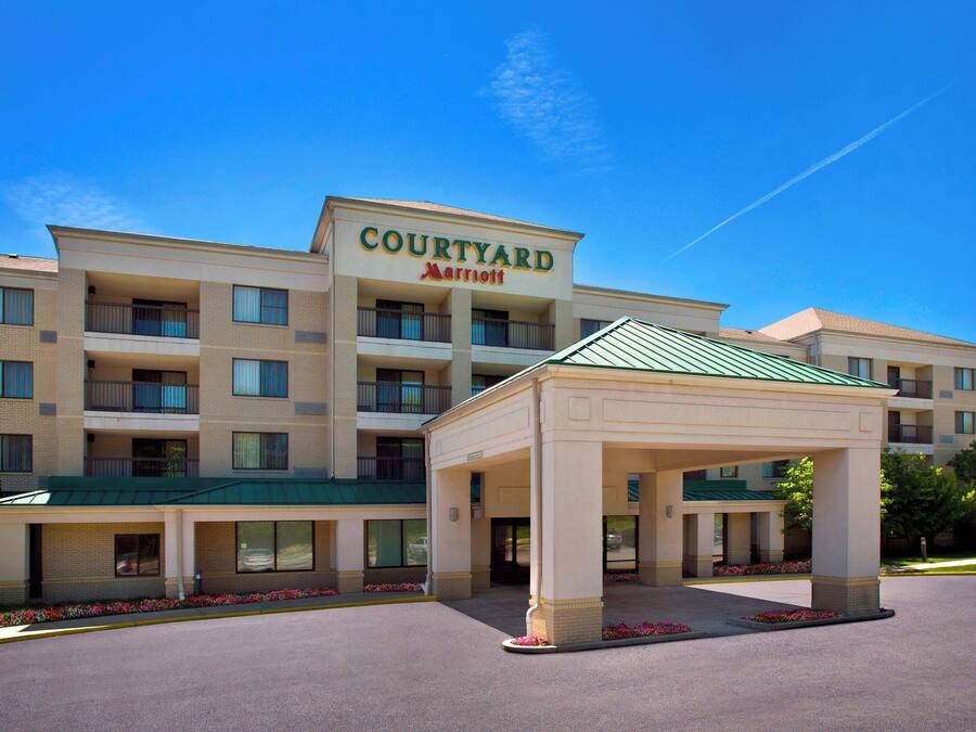 Un hôtel Courtyard Marriott doté d’une entrée abritée et d’un parking.