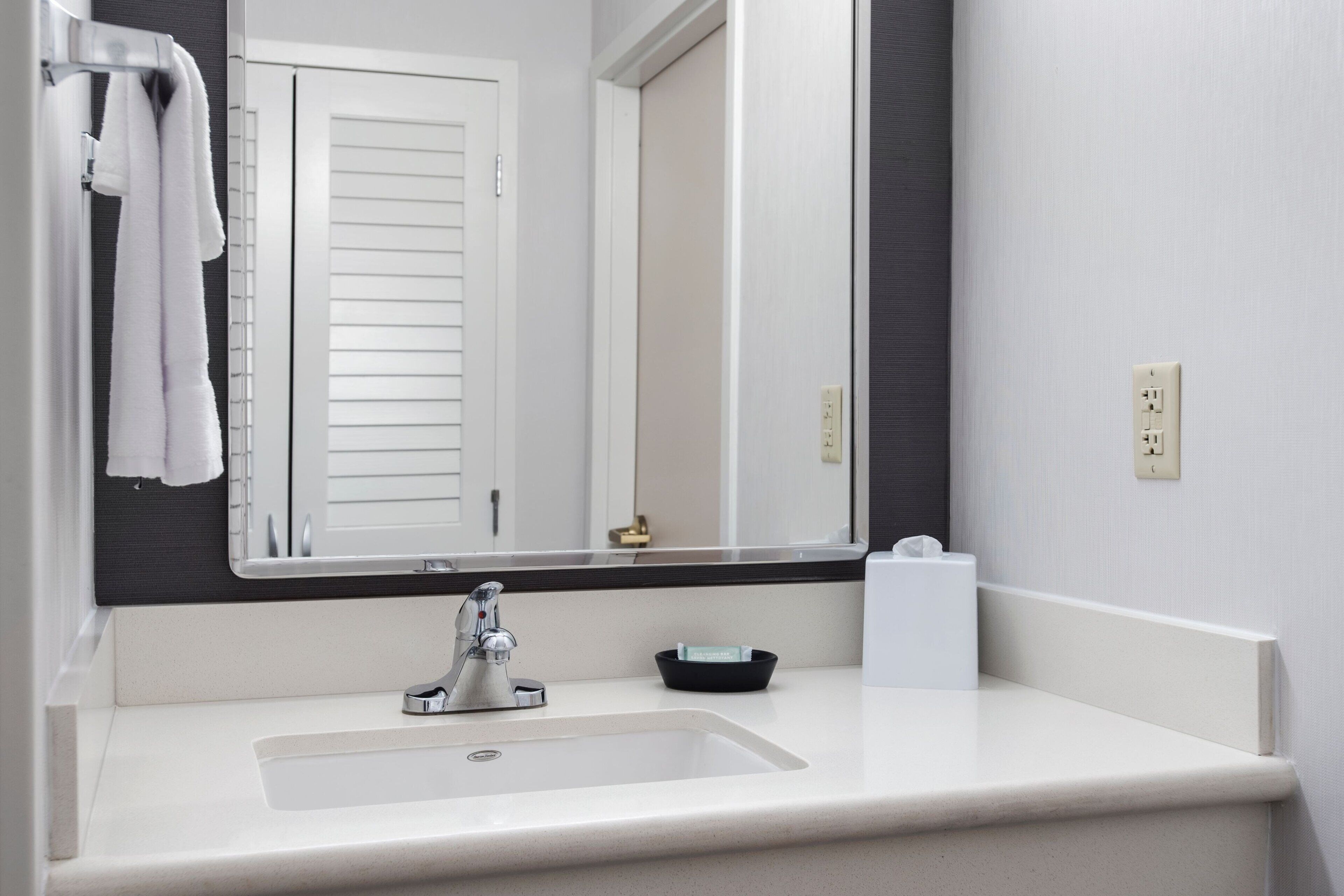 combined shower/bathtub, free toiletries, hair dryer, towels