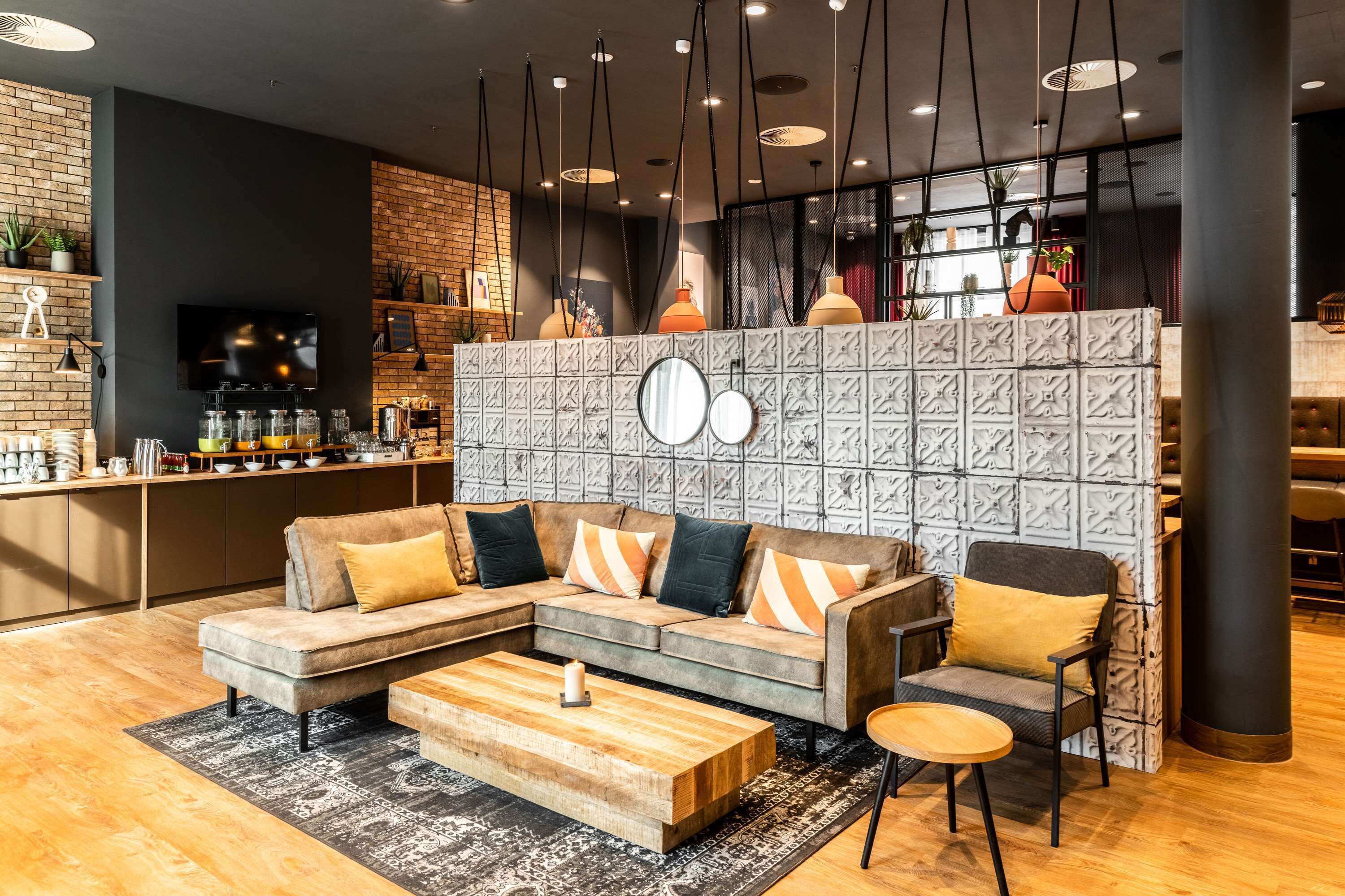 每日供应自助式早餐（每人 EUR 23）