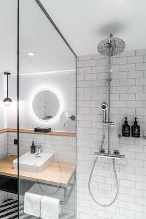 Shower, rainfall showerhead, eco-friendly toiletries, hair dryer - pentahotel Rostock (Rostock)