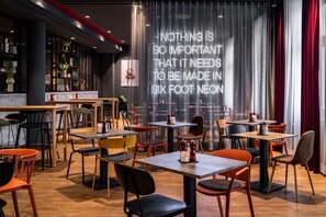 Breakfast and brunch served, international cuisine - pentahotel Rostock (Rostock)