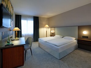 スタンダード ダブルルーム ダブルベッド 1 台 | 低刺激性寝具、デスク、ノートパソコン用作業スペース、遮光カーテン