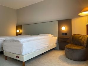 Standard Room, 2 Twin Beds | Hypo-allergenic bedding, desk, laptop workspace, blackout drapes