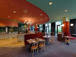 A restaurant with a curved ceiling, round tables, and chairs. - Mercure Hotel Gera City (Gera)
