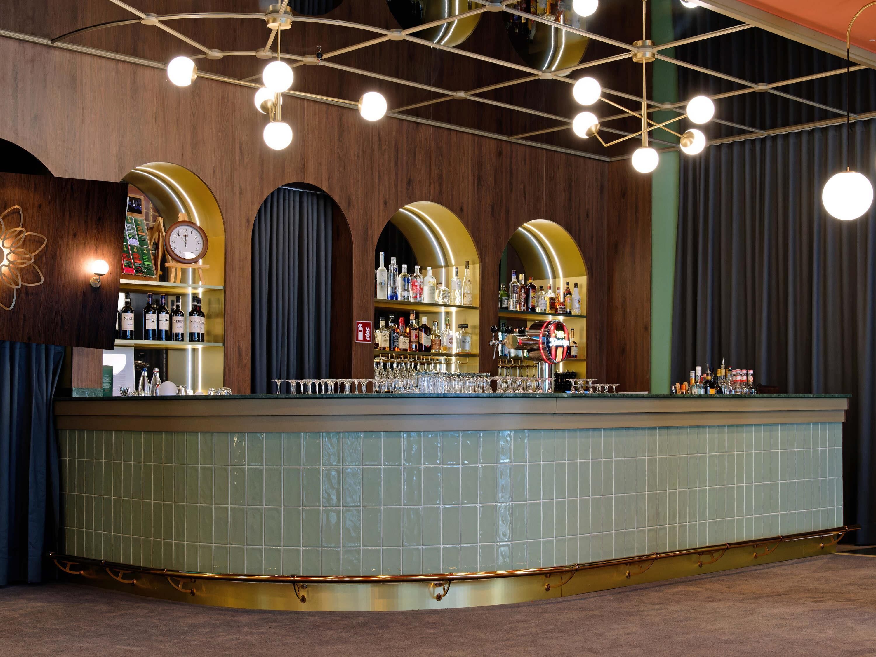 Serves lunch and dinner