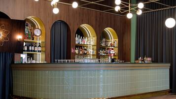 Serves lunch and dinner