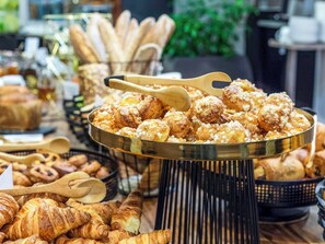 Päivittäinen buffetaamiainen (24 EUR per henkilö)