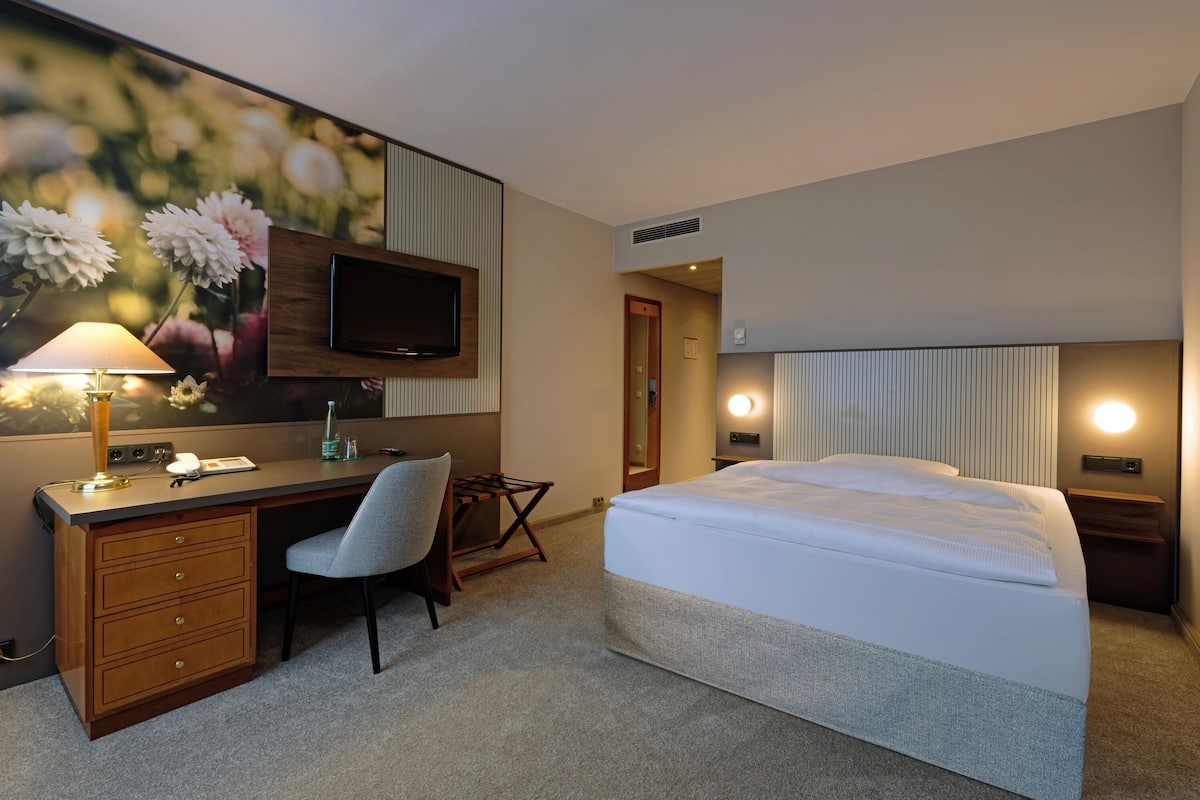 Standard Room, 1 Queen Bed | Hypo-allergenic bedding, desk, laptop workspace, blackout drapes