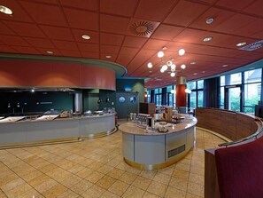 朝食、ランチ、ディナーに営業