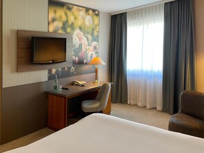 Habitación estándar, 1 cama de matrimonio | Ropa de cama hipoalergénica y escritorio