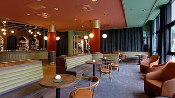 Serves lunch and dinner