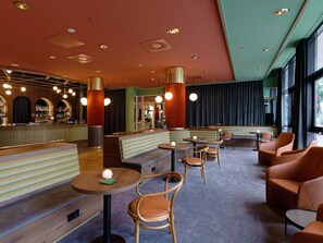 Sert le déjeuner et le dîner