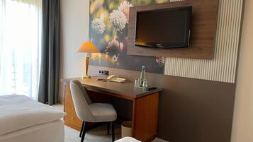 Habitación estándar, 2 camas individuales | Ropa de cama hipoalergénica y escritorio