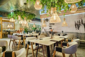 5 restaurantes; se sirven desayunos