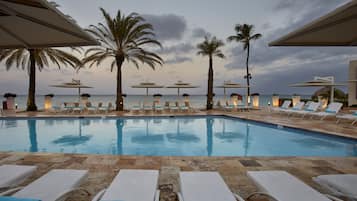 Piscine extérieure, parasols de plage