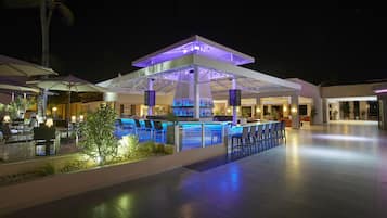 3 Bars/Lounges, 2 Poolbars, 2 Strandbars