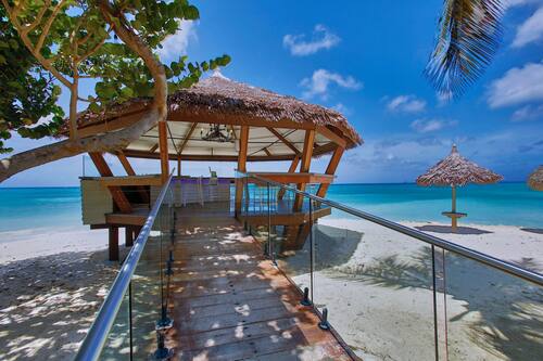 3 bares/lounges, 2 bares ao lado da piscina, 2 bares na praia