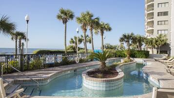 2 buitenzwembaden en ligstoelen