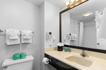 Combined shower/tub, free toiletries, hair dryer, towels at Grande Shores Ocean Resort