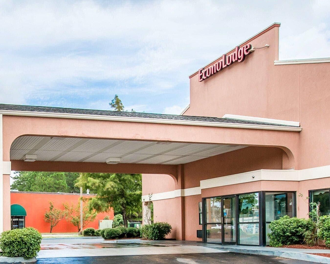 Ein Gebäude mit einem großen Vordach und der Aufschrift 'EconoLodge' an der Fassade.