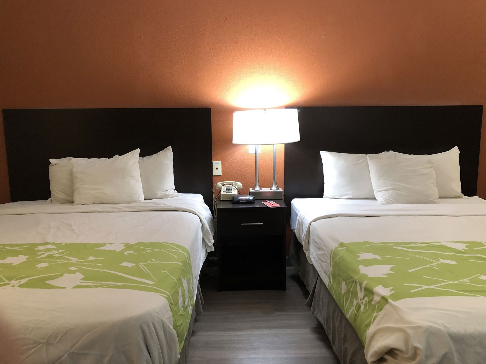 Escritorio, tabla de planchar con plancha, wifi gratis y ropa de cama 