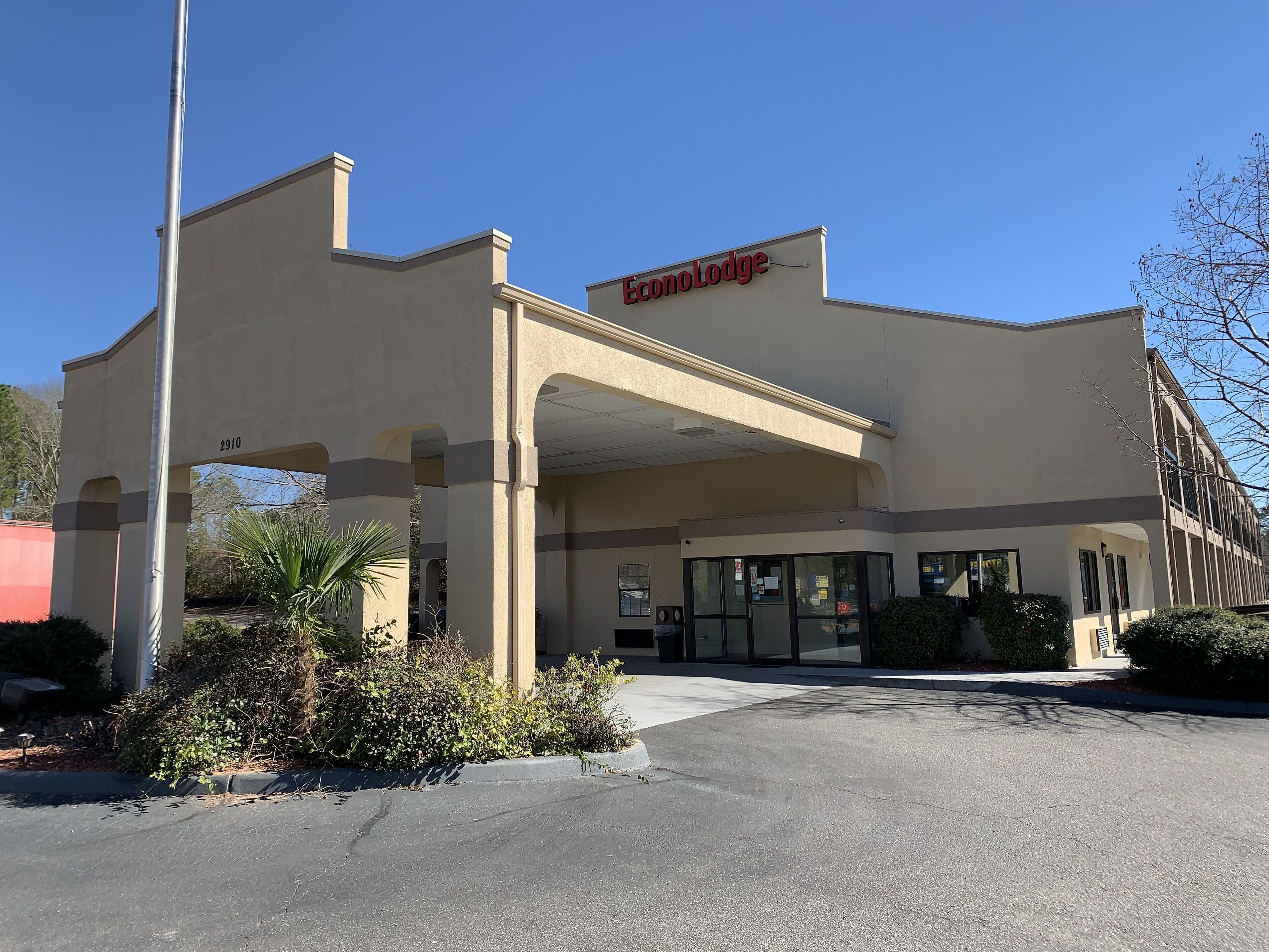 Un bâtiment portant une enseigne « EconoLodge » et doté d’une grande entrée avec un passage couvert.