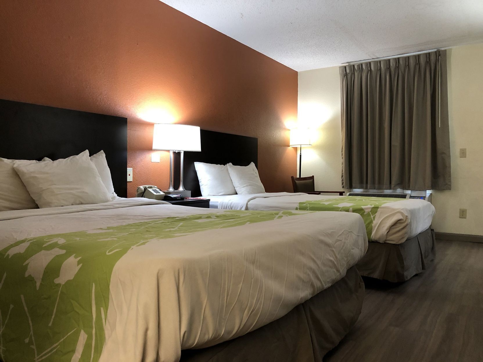 Escritorio, tabla de planchar con plancha, wifi gratis y ropa de cama 