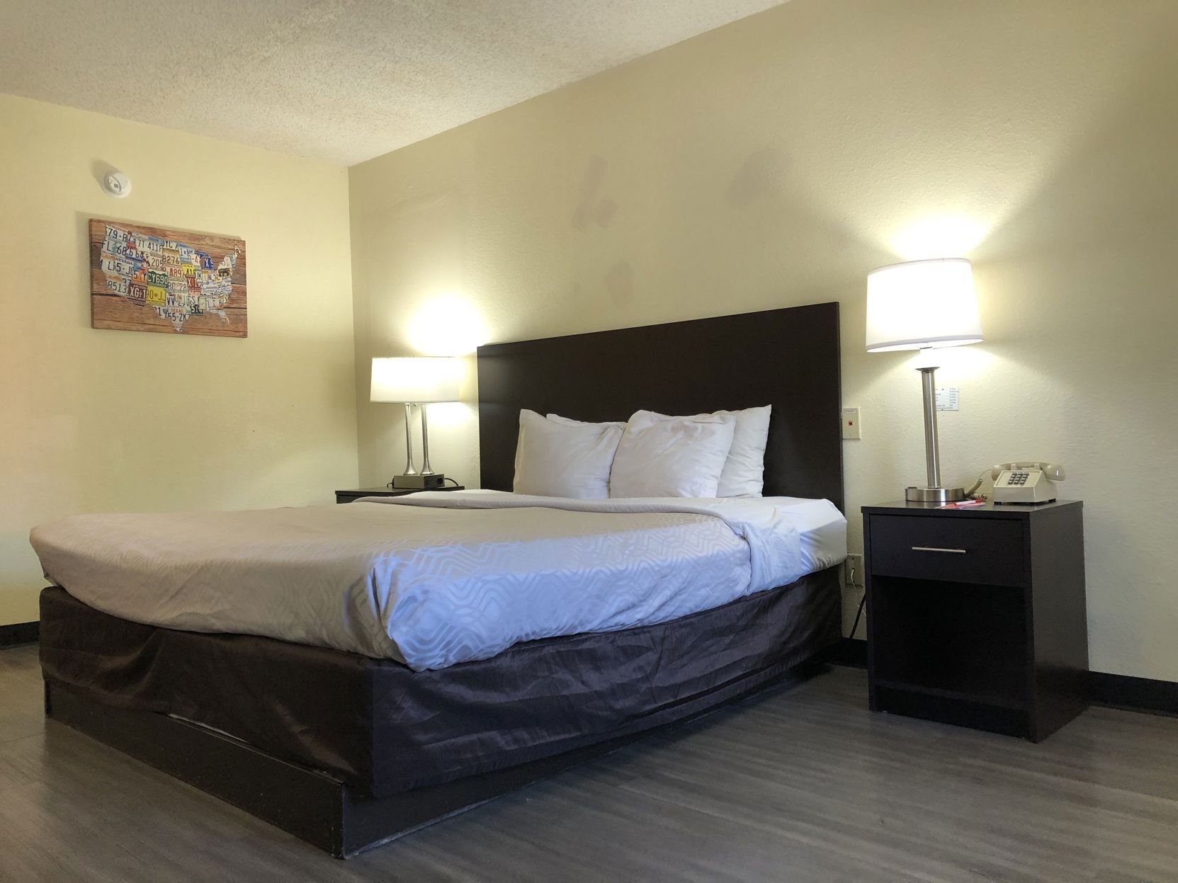 Escritorio, tabla de planchar con plancha, wifi gratis y ropa de cama 