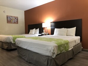 Escritorio, tabla de planchar con plancha, wifi gratis y ropa de cama