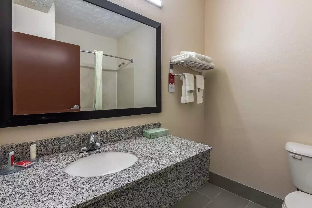 Combined shower/bathtub, hair dryer, towels