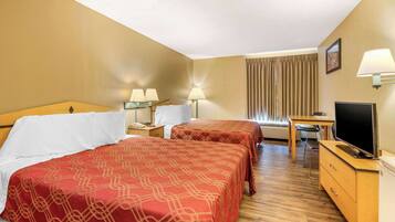 Habitación estándar, 2 camas de matrimonio, no fumadores | Escritorio, tabla de planchar con plancha, wifi gratis y ropa de cama