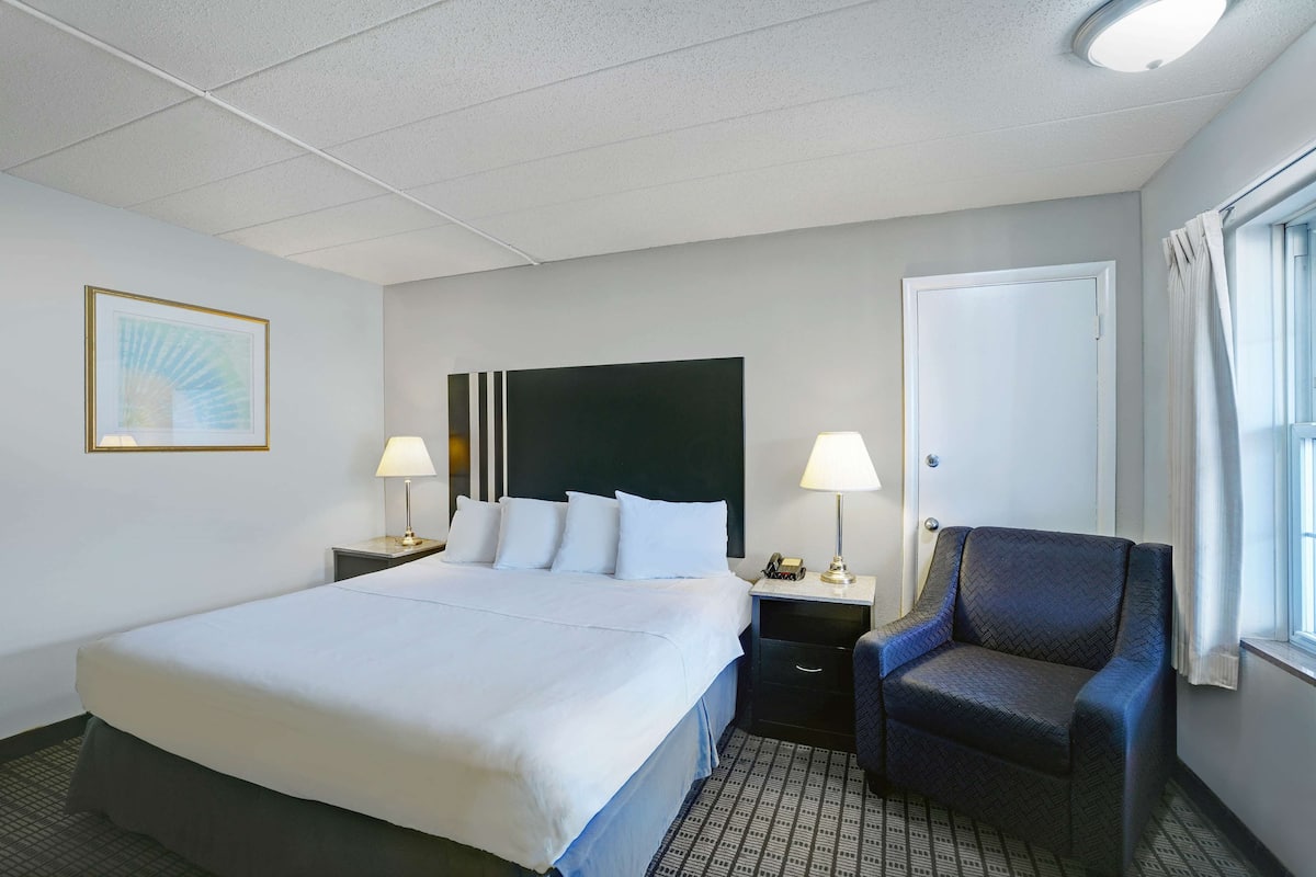 Free WiFi, bed sheets, alarm clocks