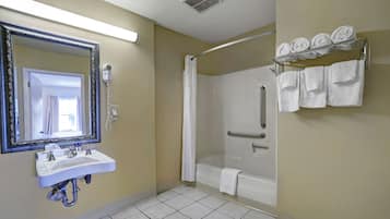 Combined shower/tub, free toiletries, towels